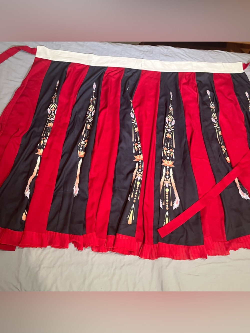 Jin dynasty Chinese hanfu black and red poqun with ruffles